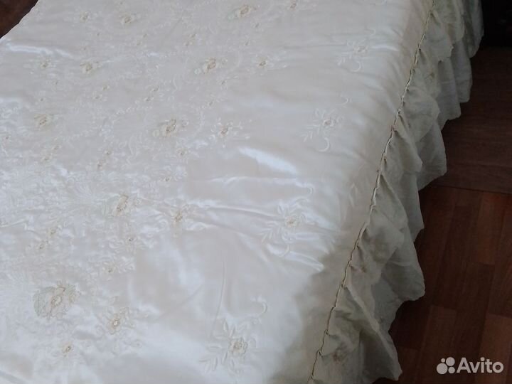 Покрывало на кровать.180 ширина