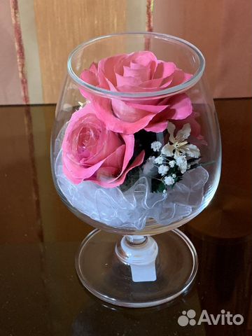 Живые цветы в вакууме в рюмке