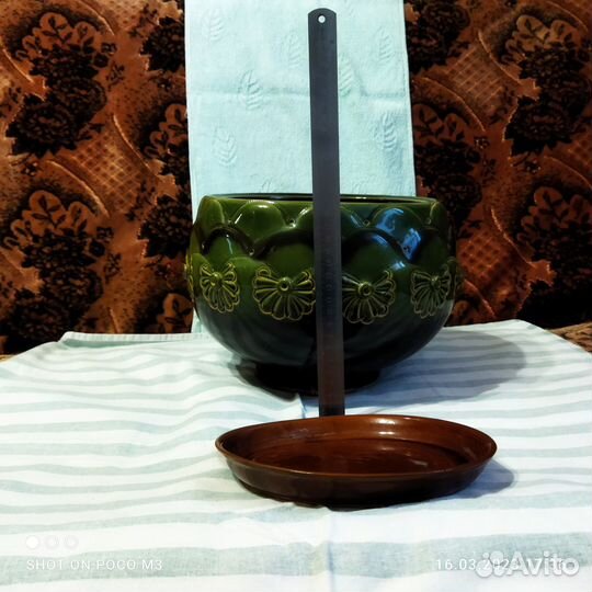 Большой цветочный горшок