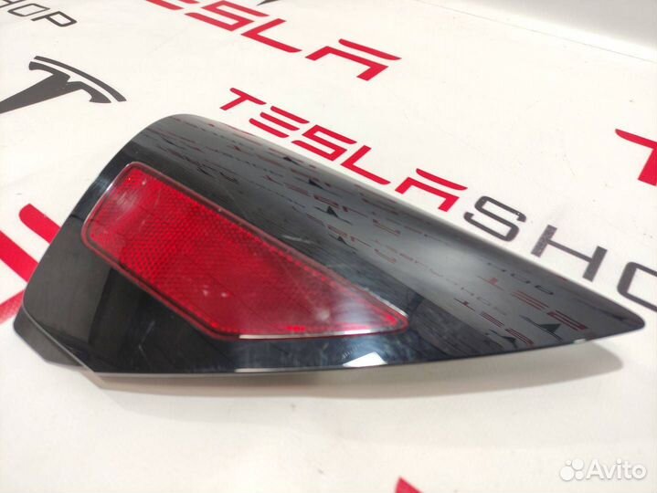 Отражатель фонаря на заднем крыле Tesla Model Y