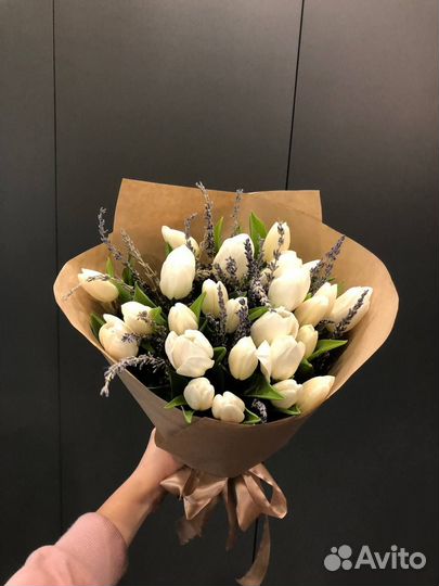 Букет из 25 белых тюльпанов с лавандой