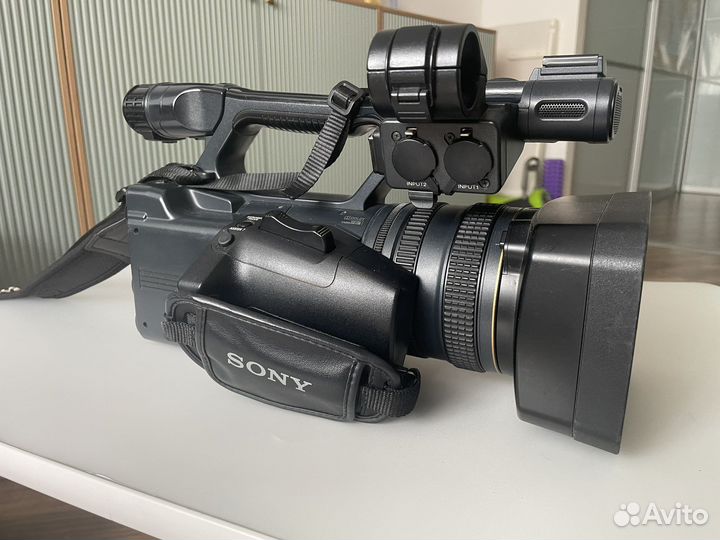 Видеокамера Sony HDR-AX2000E