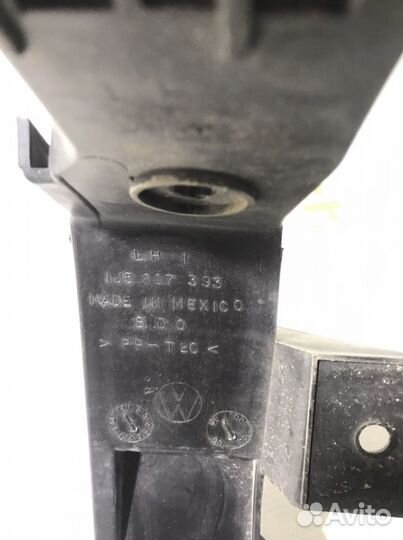 Крепление бампера. Кранштейн. Volkswagen jetta mk