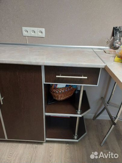Кухонный стол с ящиками настенными