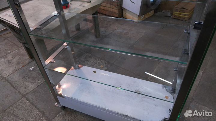 Стеклянные витрины с подсветкой