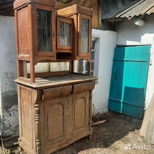 Старинный антикварный шкаф буфет