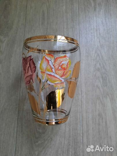 Ваза высота 21 см. Красивая С цветами и позолотой