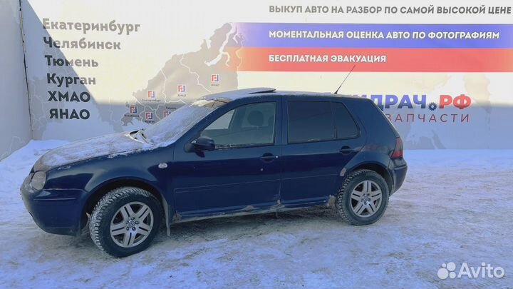 Кулак поворотный передний правый Volkswagen Golf (Mk4) 1J0407256N