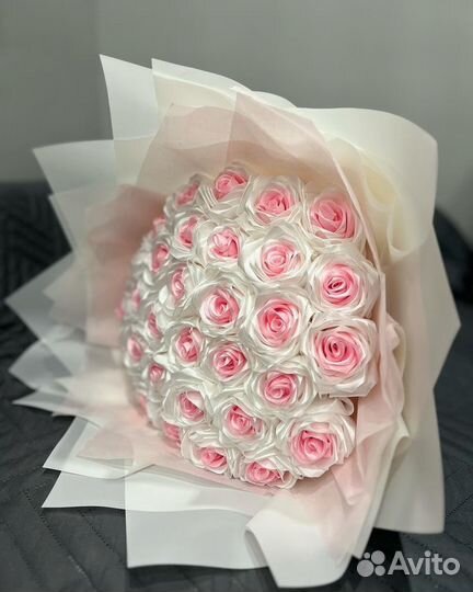 Букет из атласных роз и бабочек