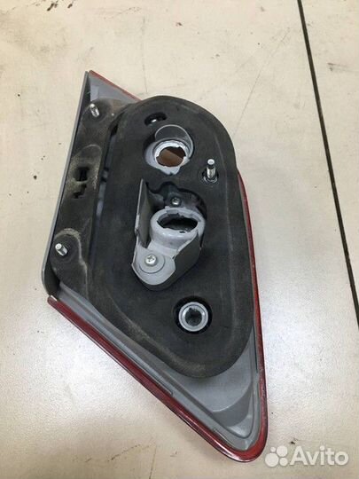 Фонарь задний внутренний правый Toyota Camry