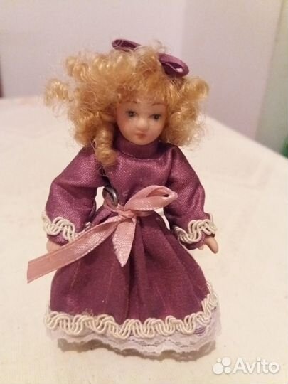 Кукла фарфоровая