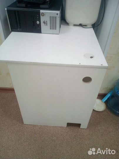 Стол офисный с полкой