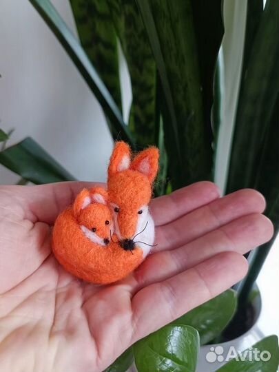 Брошь валяная: Лисенок с мамой