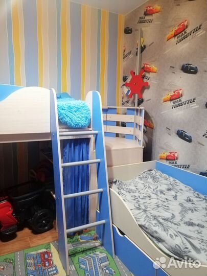 Кровать-чердак с комодом, горкой, полками