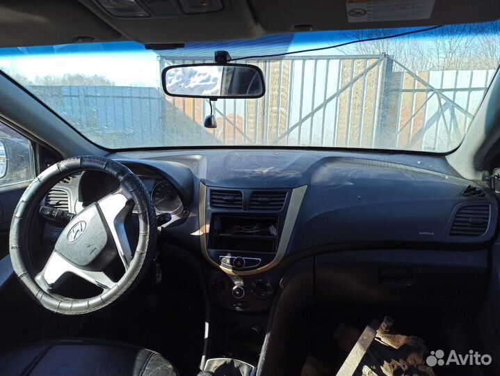 В разборе Hyundai Solaris 1-го поколения 2013 г.в