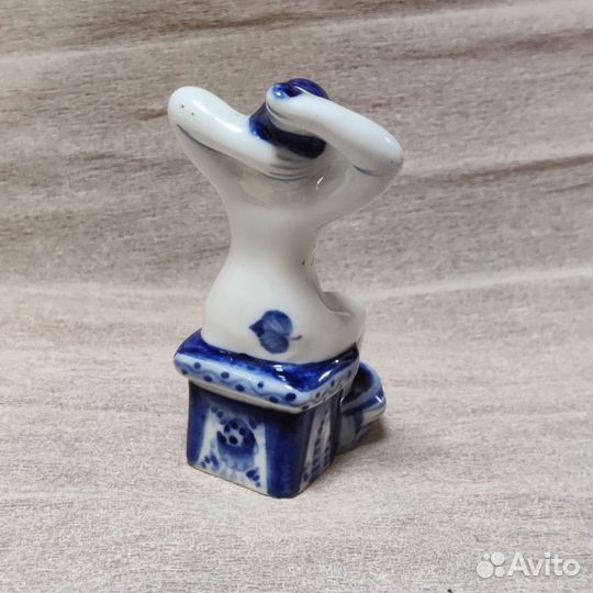 Фарфоровая статуэтка. Девушка в Бане. Гжель