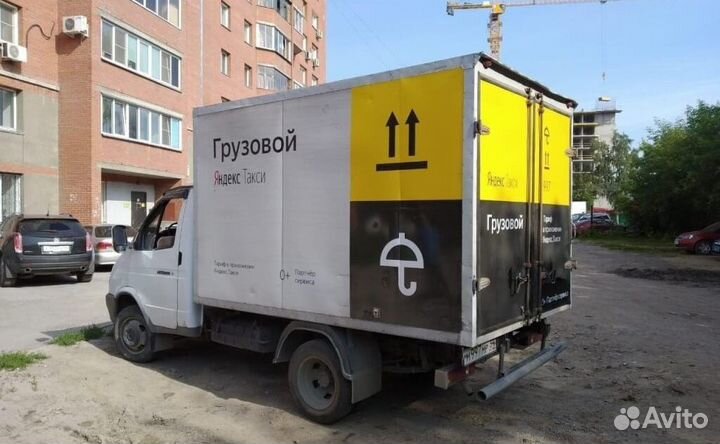 Водитель со своим грузовым авто