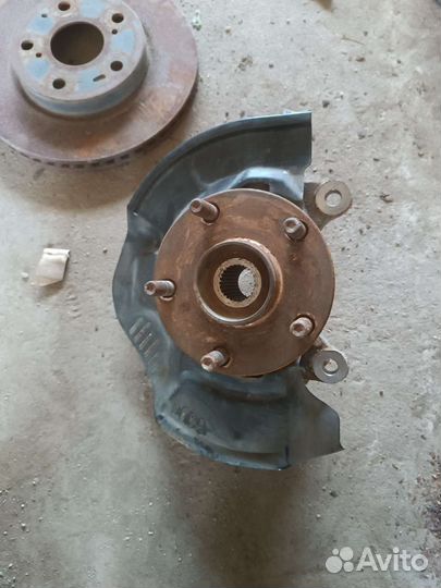 Кулак со ступицой правый toyota corolla e150