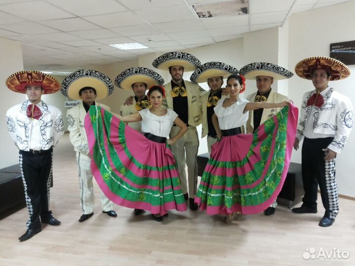 Мексиканское шоу и серенада на 8 марта