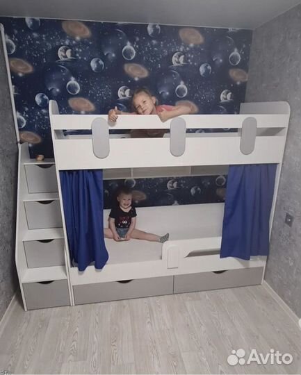 Кровать двухъярусная детская с лестницей-комодом