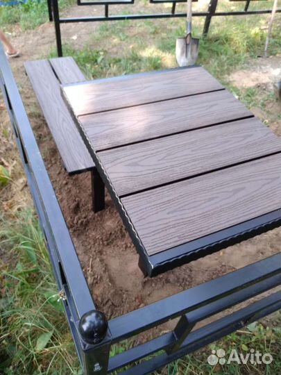 Лавочка (скамейка) и столик на кладбище