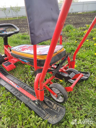 Детский снегокат со спинкой с колесами