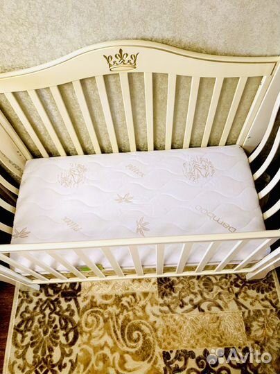 Детская кроватка с маятником