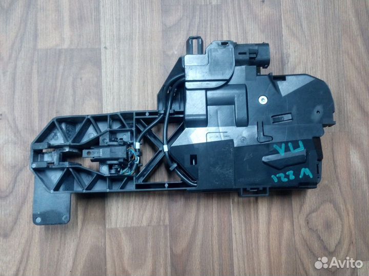 Крепление ручки двери Mercedes W221