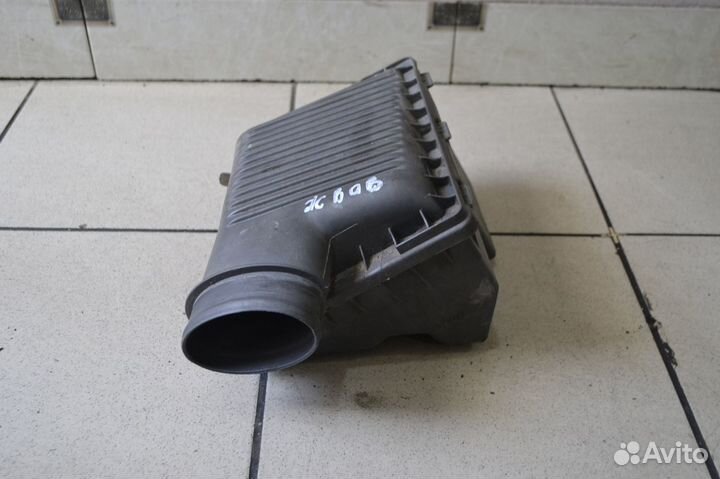 Корпус воздушного фильтра Dodge Stratus 1