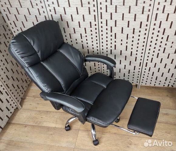 Офисное кресло с подножкой