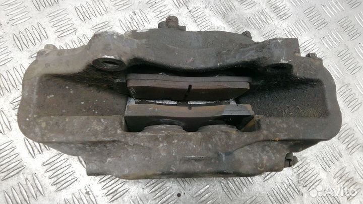 Суппорт передний левый Land Rover