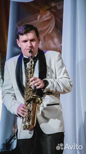 Саксофонист на праздник