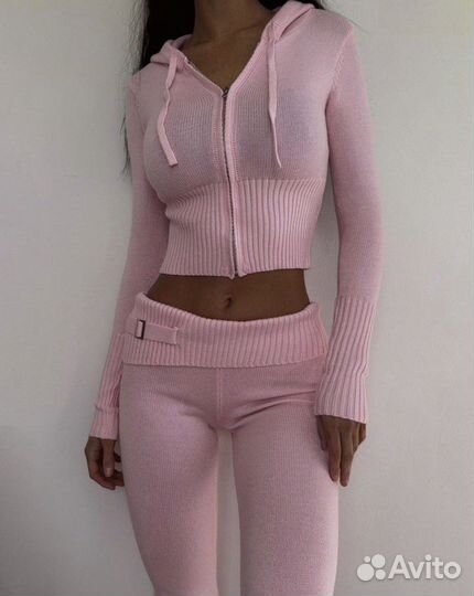 Розовый костюм