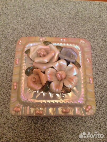 Фарфоровая ваза и шкатулка с лепкой