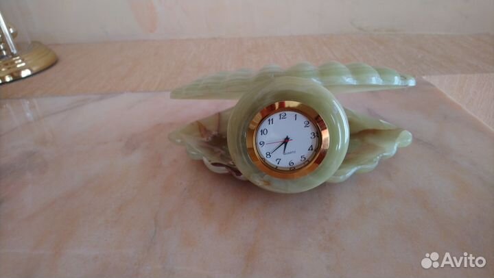 Часы из оникса