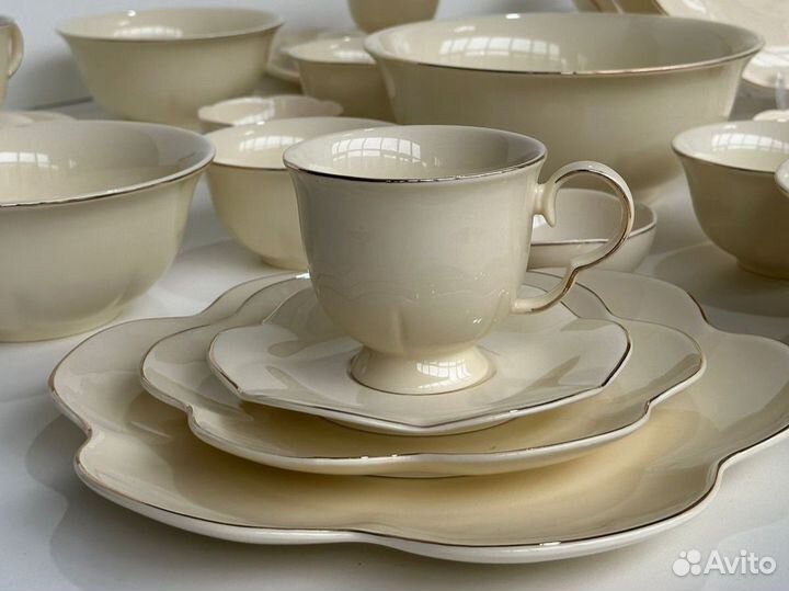 Столовый сервиз белый бежевый с золотой каймой