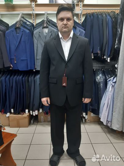 Сотрудник пункта выдачи ozon