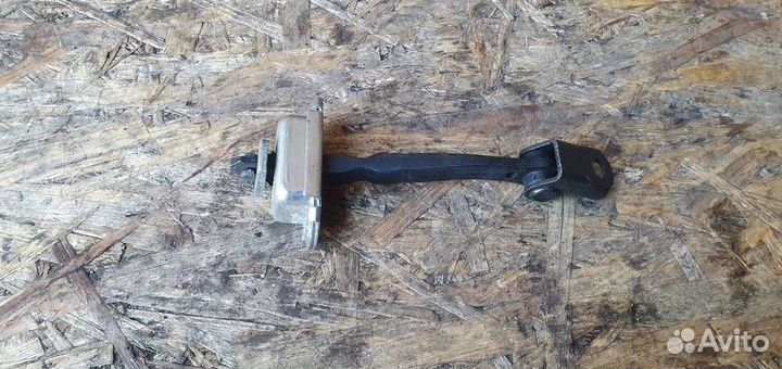 Ограничитель двери передний Nissan Qashqai (J10)