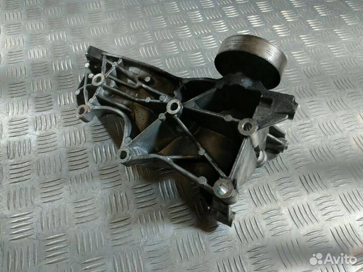 Кронштейн генератора Audi A4 B7 2006 06D903143D