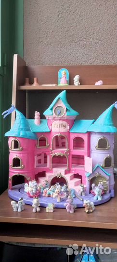 Замок Филли с лошадками