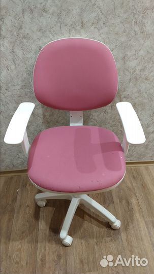 Кресло Б/У офисное белое с розовой обивкой