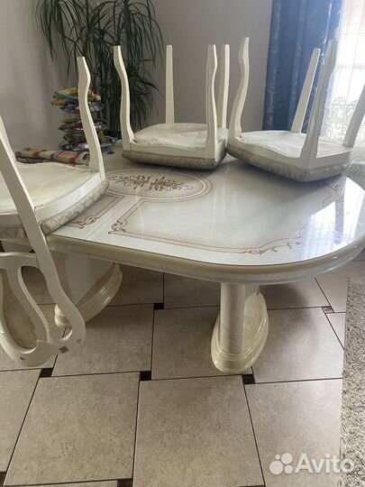 Стол со стульями