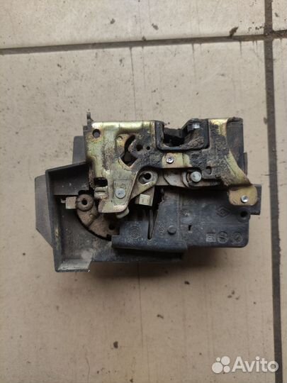 Замок открывания двери задний Renault Laguna I