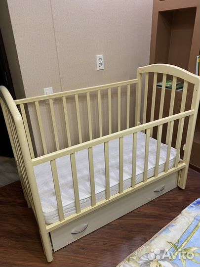 Кровать детская с маятником и матрасом