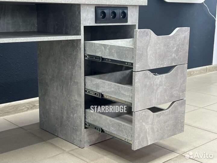 Маникюрный стол