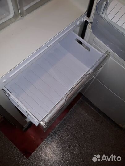 Не работающий холодильник Аристон на запчасти