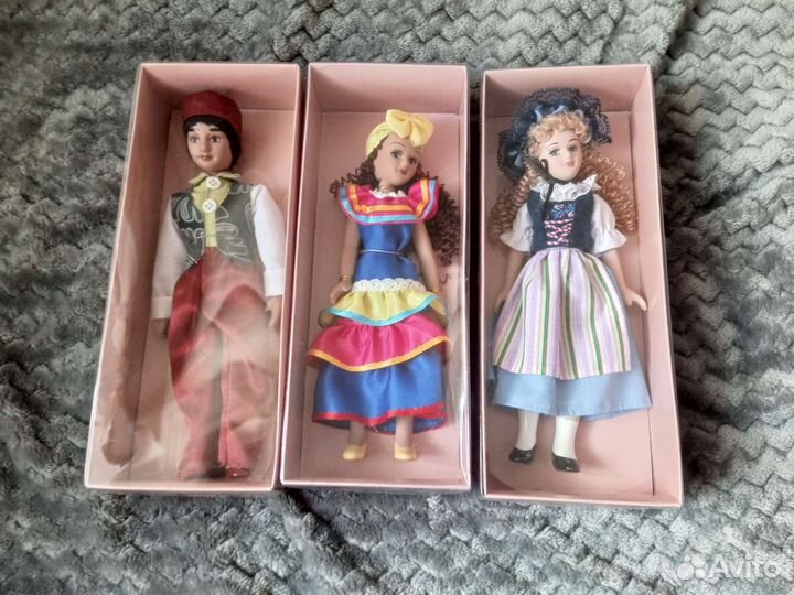 Куклы фарфоровые в национальных нарядах