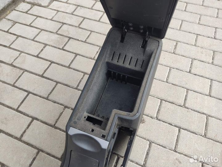 Подлокотник, тоннель Пежо 407