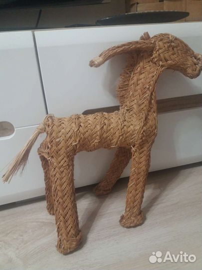 Ослик плетеный из соломы