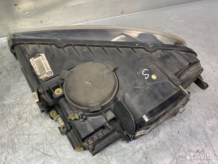 Фара правая Volkswagen Touareg 2002-2010